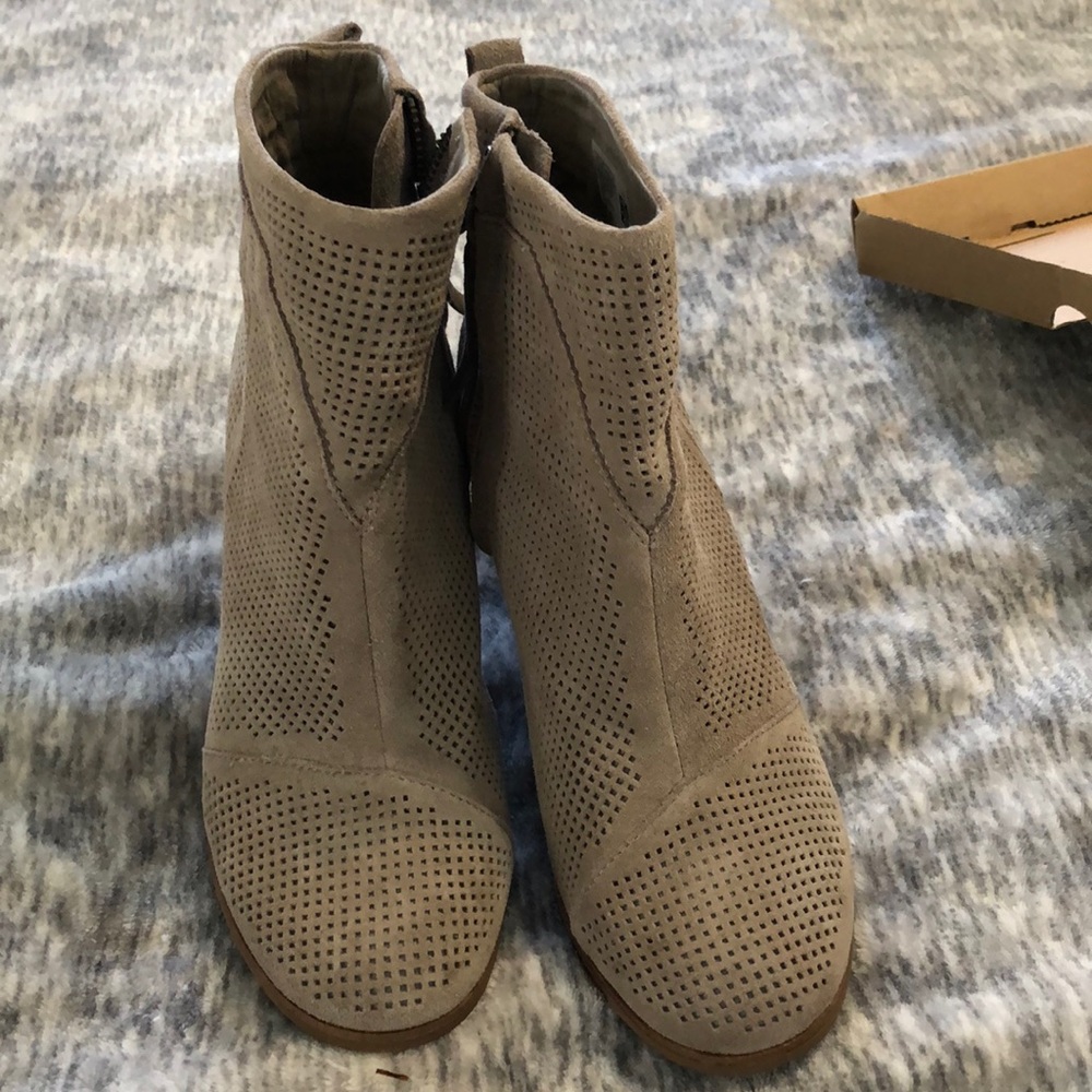 TOMS Lunata Desert Taupe Suede ankle bootie - Picture 4 of 8